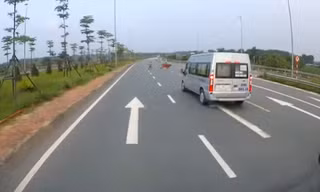 Tình huống thót tim khi người chăn thả bò băng qua đường cao tốc
