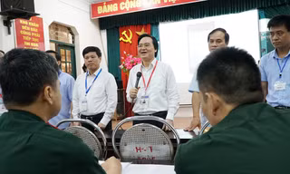 Bộ trưởng Phùng Xuân Nhạ kiểm tra một số điểm thi ở Hà Nội trước giờ G