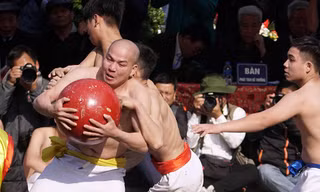 Mãn nhãn với trai làng tranh cướp nhau quả cầu nặng gần 20kg ở Hà Nội