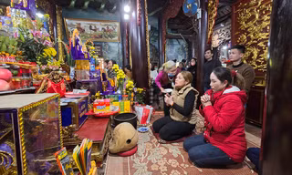 Đầu xuân, đền ông Hoàng Bảy nhộn nhịp du khách thập phương