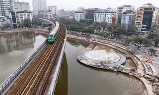 Sân khấu nổi và khán đài ngoài trời ở hồ Hoàng Cầu dần lộ diện 