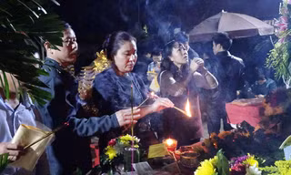 'Biển người' ùn ùn vào đền Trần sau lễ khai ấn