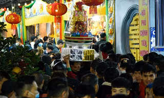 Người dân chen chân về Phủ Dầy dâng lễ, tham gia phiên Chợ Viềng "mua may bán rủi" trong đêm