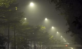 Không khí về đêm ở Hà Nội mù mịt trong lớp sương dày đặc, mờ ảo như Sapa