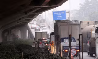Giao thông Hà Nội 'tăng nhiệt' ngày làm việc cuối tuần