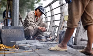 Hà Nội tiến hành lát vỉa hè bằng đá nhân tạo trên nhiều tuyến phố