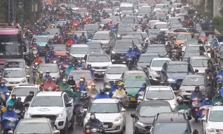 Người Hà Nội 'chôn chân' trong mưa phùn gió bấc đến công sở ngày đầu tuần