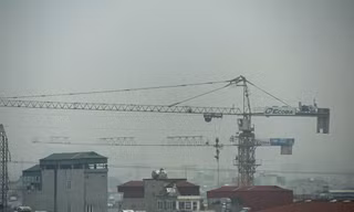 Sương mù bao trùm Hà Nội trong ngày làm việc đầu năm 2018