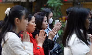 Tổ đình Phúc Khánh đông nghịt người đi lễ chiều mùng 2 Tết