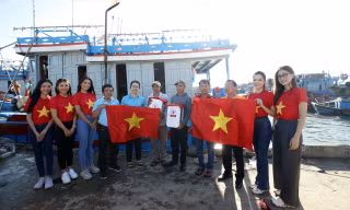 Cờ Tổ quốc tung bay trên những con tàu vươn khơi, bám biển