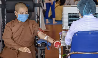 Hàng trăm thanh niên phật tử lên chùa hiến máu, bổ sung lượng máu thiếu hụt giữa mùa dịch 