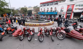 Cận cảnh dàn 'xế khủng' đổ bộ Hồ Gươm sáng mồng 1 Tết
