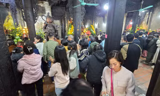 Người dân Hà Nội tấp nập đi lễ chùa Phúc Khánh cầu an sáng mùng 3 Tết