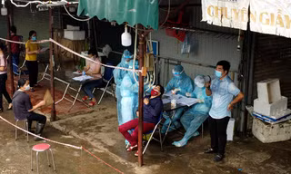 Hình ảnh xét nghiệm hàng trăm tiểu thương chợ Phùng Khoang