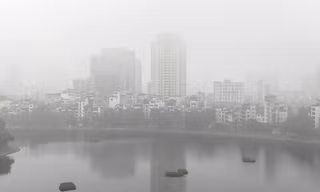 Hà Nội chìm trong mưa phùn, nồm ẩm kéo dài