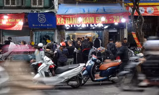 Đổ xô mua hàng thời trang 'giảm giá bom tấn' cuối năm