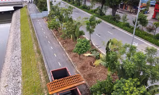 Đường đi bộ đẹp như mơ bên sông Tô Lịch 'bị cày xới' để thực hiện dự án thoát nước thải