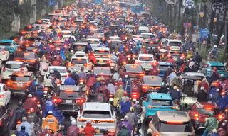 Gần trưa, người Hà Nội vẫn chật vật 'vượt' mưa lạnh và ùn tắc để đến công sở