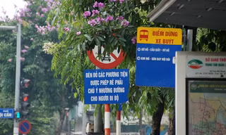 Biển báo giao thông 'thách thức' người đi đường Thủ đô