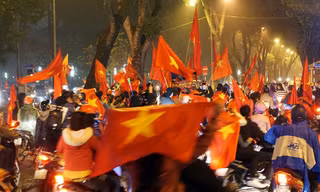 Bất chấp mưa nặng hạt, hàng ngàn người vẫn xuống đường mừng U23 Việt Nam