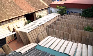 Về làng cổ Thổ Hà xem người dân sản xuất bánh đa nem nổi tiếng