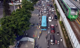 Cận cảnh đường Nguyễn Trãi sáng đầu tuần sau khi đặt 'lô cốt' rộng hàng trăm m2