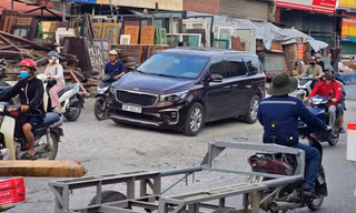 Hà Nội: Xe cộ như ‘làm xiếc’ trên 700m đường chậm tiến độ