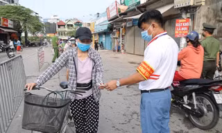 Tận thấy người dân quận Tây Hồ đi chợ cách nhật bằng ‘tem phiếu’