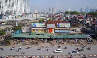 Chợ Ngã Tư Sở nhếch nhác sau 7 năm dự án 'chết yểu'
