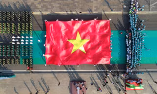 Cờ Tổ quốc tung bay trên Quảng trường Đại Đoàn Kết