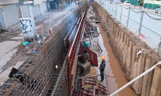 Nhìn từ trên cao tuyến đê bị Hà Nội yêu cầu đắp lại để phòng, chống lũ