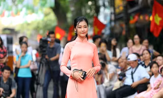 'Sắc thu Hà Nội' rực rỡ trên phố bích họa Phùng Hưng