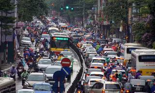 Nhiều tuyến đường Hà Nội tê liệt dưới trời mưa