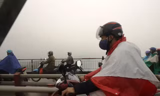 Hà Nội ngập trong sương mù, giao thông đi lại khó khăn