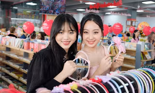 Đinh Khánh Hòa - Phạm Giáng My trải nghiệm mua sắm tại nhà sách Tiền Phong ở Ninh Bình