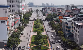 Cận cảnh dải phân cách sắp xén để mở rộng 'con đường đẹp nhất thủ đô'