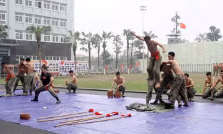Xem đặc công đâm giáo vào yết hầu, nhảy chân trần trên thủy tinh