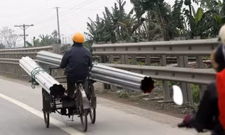Kinh hãi với xe tự chế chở hàng cồng kềnh trên phố