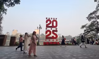 Phố phường Hà Nội trang hoàng rực rỡ đón Tết Ất Tỵ 2025