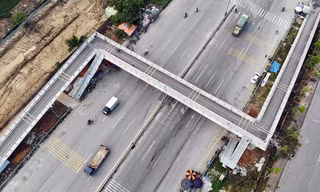 Cận cảnh cây cầu bộ hành '2 trong 1' đầu tiên ở Hà Nội