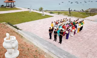 Hình ảnh xúc động của thí sinh Hoa hậu Việt Nam2018 ở tượng đài Núi Bà