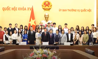 Clip: Tân thủ khoa, á khoa và top điểm cao năm 2023 tại buổi thăm tòa nhà Quốc hội