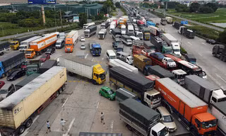 Ùn ứ giao thông kéo dài tại Chốt kiểm soát Pháp Vân-Cầu Giẽ ngày đầu Hà Nội giãn cách