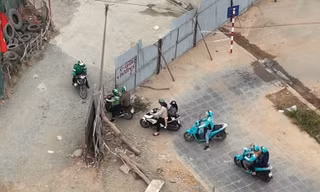 Người dân đi ngược chiều 'xé rào' trên đường Lê Quang Đạo kéo dài