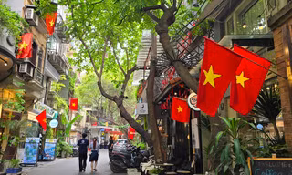 Mọi con đường Hà Nội rợp bóng cờ mừng đại lễ 30/4