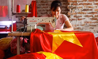 Làng làm cờ Tổ quốc bội thu nhờ AFF Cup 2018