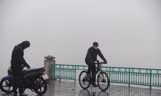 Hà Nội chìm trong sương mù và nồm ẩm