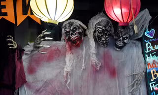 'Mặt quỷ, thây ma' lang thang khắp phố cổ Hà Nội đêm Halloween 