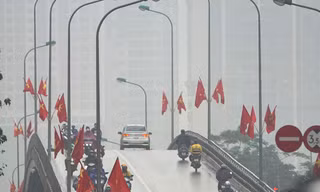 Thời tiết nồm ẩm, trời mù kèm mưa nhỏ khiến giao thông ở Hà Nội đi lại khó khăn