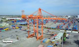 Mục kích di chuyển cần cẩu nặng 650 tấn ở cảng Tân Vũ